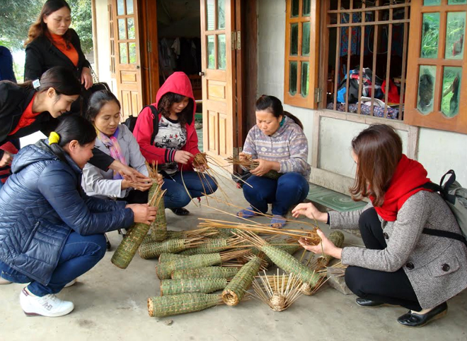 Nghề đan rọ tôm kiếm thêm thu nhập của hội viên Hội Phụ nữ xã Phan Thanh.