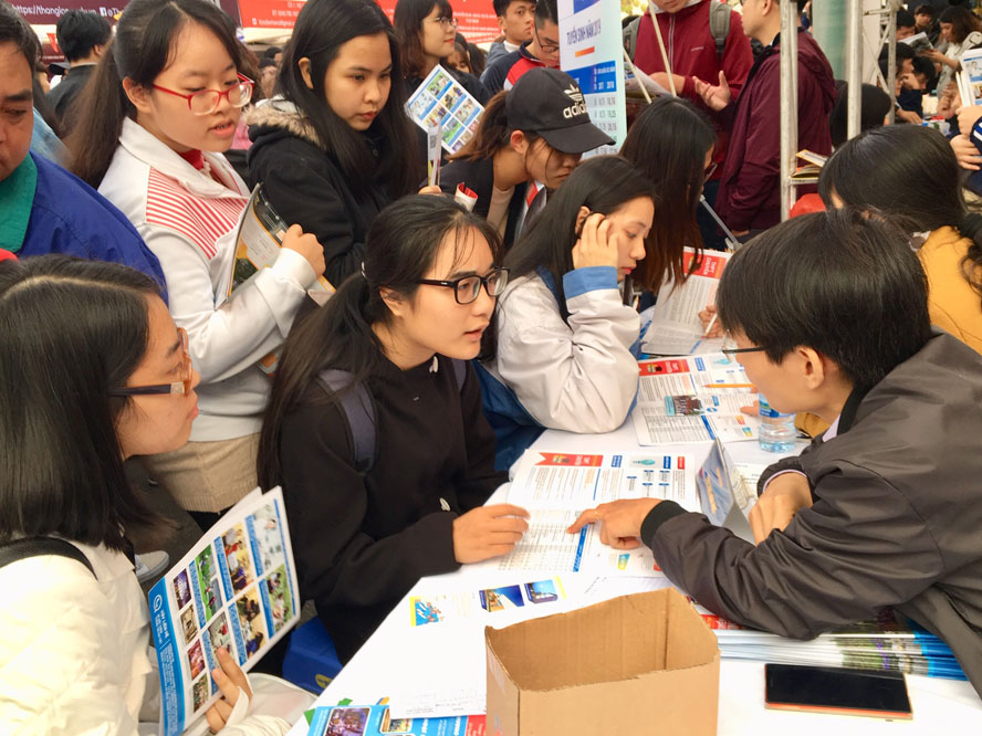 Học sinh tìm hiểu thông tin về thi và tuyển sinh tại Ngày hội tư vấn tuyển sinh - hướng nghiệp năm 2019 do Bộ Giáo dục và Đào tạo tổ chức tại Hà Nội.