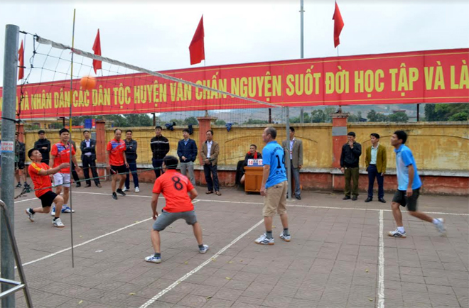 Môn bóng chuyền hơi thu hút sự tham gia của đông đảo hội viên người cao tuổi xã Sơn Thịnh.
