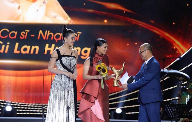 Ca sỹ-nhạc sỹ Bùi Lan Hương được vinh danh ở hạng mục Nghệ sỹ mới của năm.