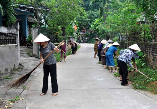 Phụ nữ phường Đồng Tâm, thành phố Yên Bái tích cực tham gia vệ sinh môi trường.
