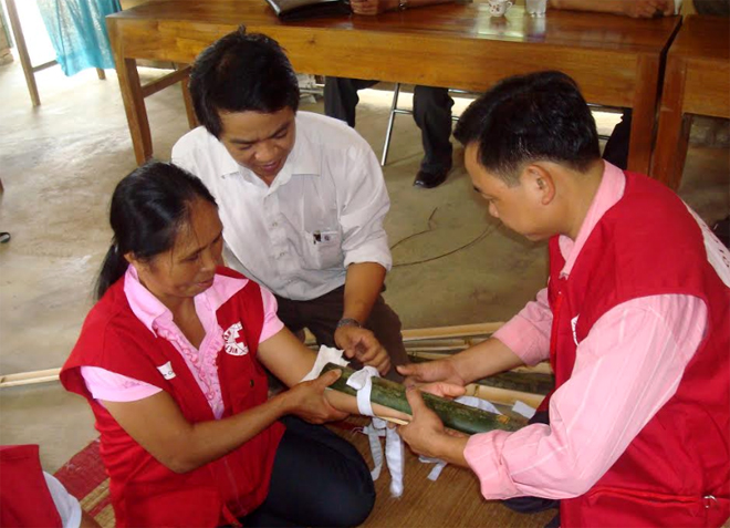 Cán bộ Hội CTĐ huyện Lục Yên thực hành sơ cấp cứu bệnh nhân.