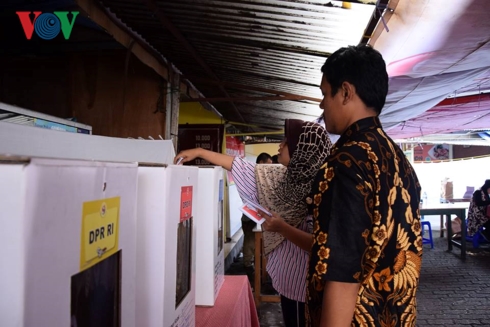 Cử tri Indonesia đi bỏ phiếu sáng 17/4.