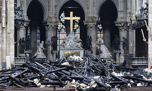 Bên trong Nhà thờ Đức Bà ở Paris sau vụ hỏa hoạn.