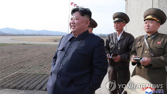Nhà lãnh đạo Kim Jong-un giám sát cuộc diễn tập bay của đơn vị không quân Triều Tiên ngày 16-4.