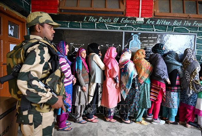 Cử tri Ấn Độ xếp hàng chờ bỏ phiếu tại một địa điểm bầu cử ở Handwara, phía bắc Srinagar ngày 11/4.