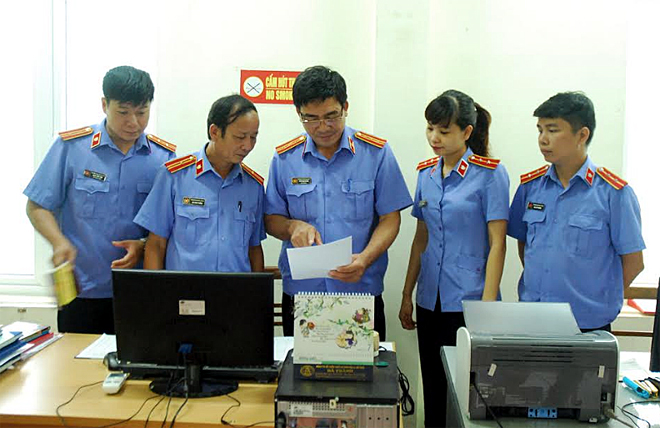 Lãnh đạo VKSND huyện Văn Chấn trao đổi nghiệp vụ chuyên môn với cán bộ, kiểm sát viên trong đơn vị.