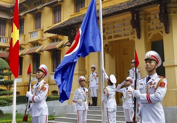 Nghi thức thượng cờ ASEAN tại trụ sở Bộ Ngoại giao.