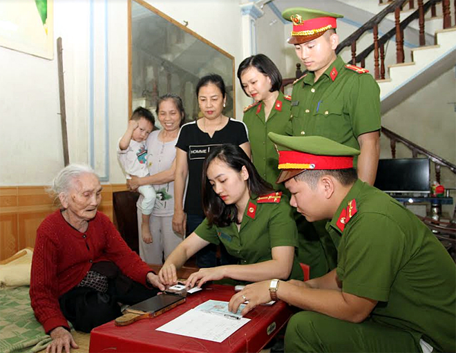 Chi đoàn Cảnh sát nhân dân III tiến hành thủ cấp chứng minh nhân dân miễn phí cho đối tượng người già yếu trên địa bàn thành phố Yên Bái.