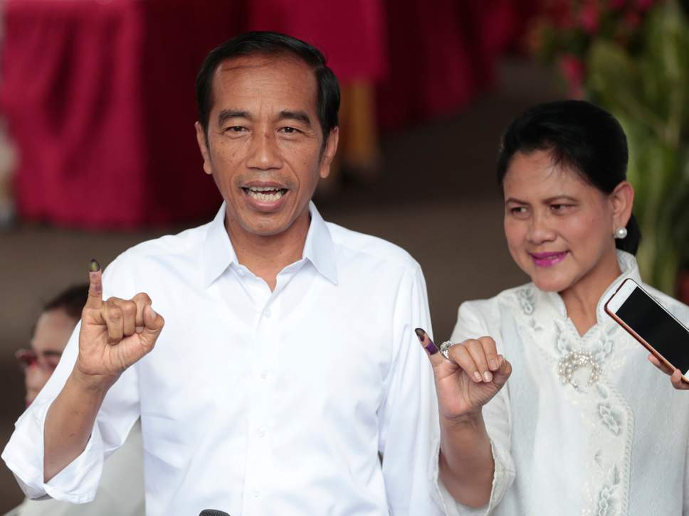 Tổng thống Indonesia Joko Widodo và vợ sau khi đi bỏ phiếu cuộc bầu cử vừa qua.