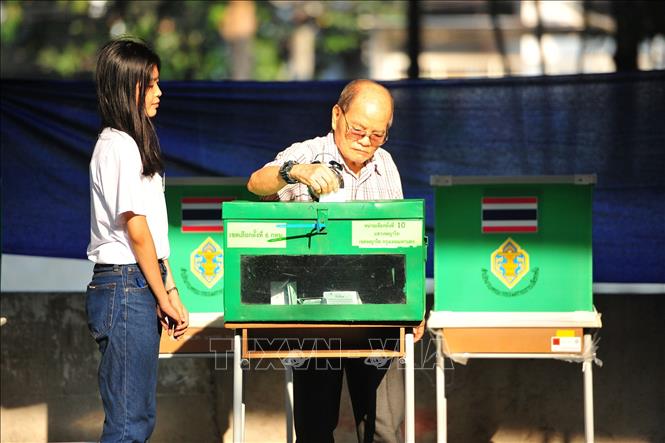Cử tri Thái Lan bỏ phiếu tại một địa điểm bầu cử ở Bangkok ngày 24/3.