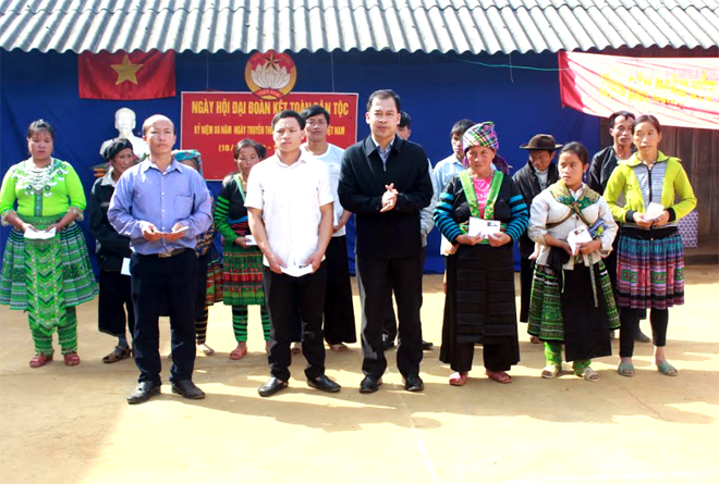 Lãnh đạo huyện Trạm Tấu tặng quà cho người dân trong Ngày hội Đại đoàn kết toàn dân tộc.
