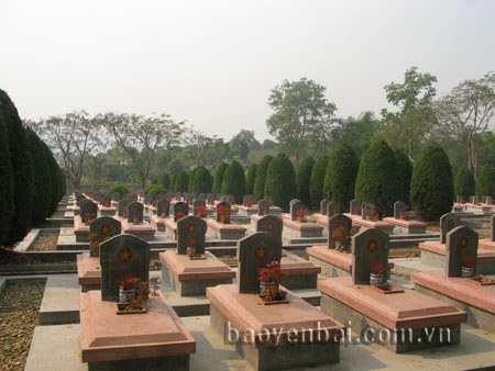 Những hàng bia mộ mang hình Ngôi sao vàng 5 cánh trên nghĩa trang Độc lập.