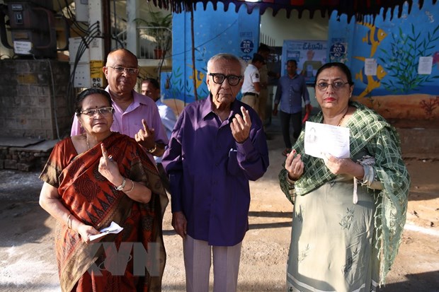 Cử tri Ấn Độ sau khi bỏ phiếu tại một địa điểm bầu cử ở Hyderabad.