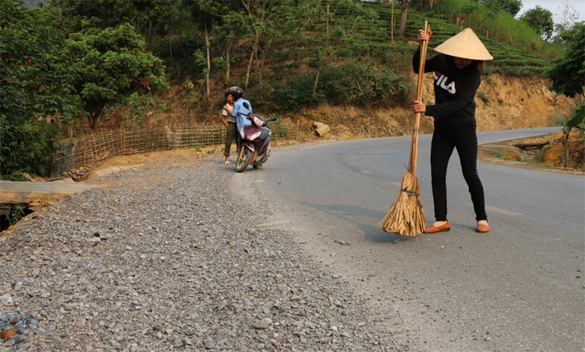 Chị Đỗ Thị Tuyết thường xuyên phải quét dọn đá dăm rơi vãi trên đường.