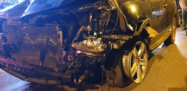 Chiếc xe gây tai nạn vào tối qua (22/4).