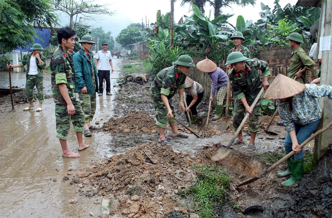 LLVT huyện Văn Yên giúp dân tu sửa đường giao thông nông thôn.