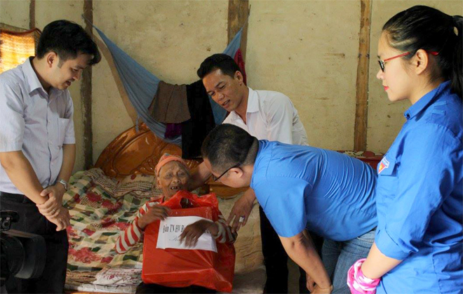 Đoàn viên Trường Chính trị tỉnh thăm hỏi, tặng quà, động viên cụ Lèo Thị Bun, thôn Noong Khoang, xã Nghĩa Sơn, huyện Văn Chấn.