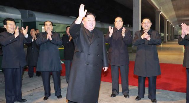 Chủ tịch Triều Tiên Kim Jong-un vẫy chào trước khi lên tàu rời Bình Nhưỡng, tới Nga.