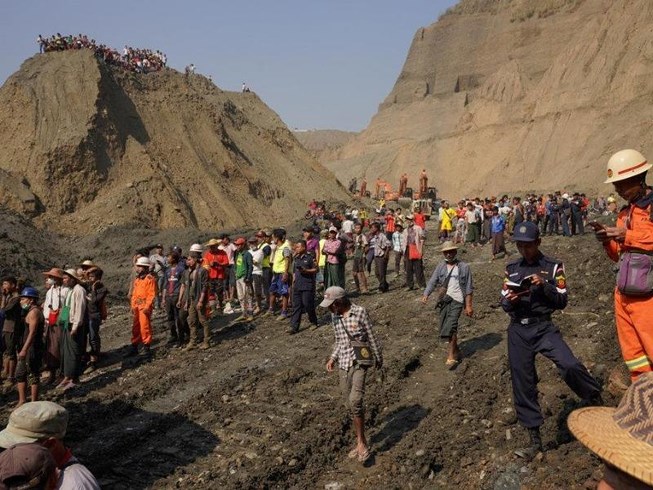 Hiện trường thảm họa sập mỏ khai thác ngọc bích ở thị trấn Phakant, bang Kachin (Myanmar) ngày 23-4.