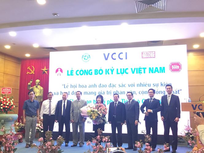 Viện sĩ - Tiến sĩ Nguyễn Thị Thanh Nhàn nhận hoa chúc mừng từ các đại diện Việt Nam và Nhật Bản sau khi nhận bằng Kỷ lục Việt Nam.