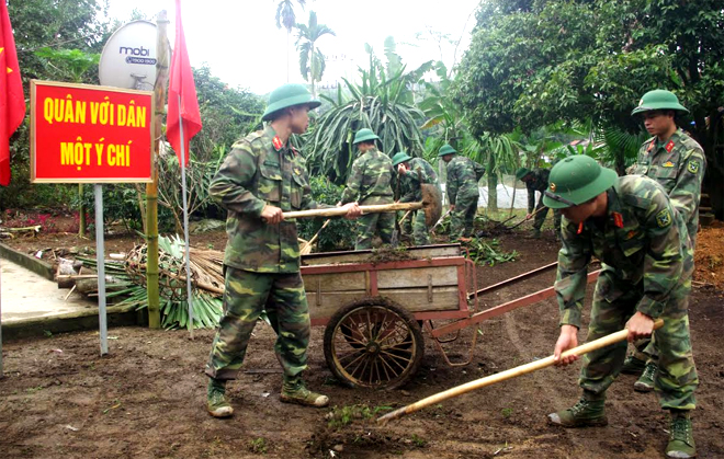 Chiến sĩ trẻ Trung đoàn 174 giúp gia đình chính sách trên địa bàn thôn Thanh Bình xã Phú Thịnh.