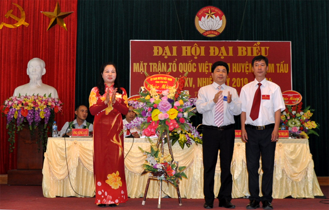 Đồng chí Nguyễn Thanh Xuân (giữa) – Phó Chủ tịch Ủy ban MTTQ tỉnh tặng hoa chúc mừng Đại hội.