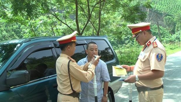 Lực lượng Cảnh sát giao thông tỉnh Yên Bái tăng cường việc kiểm tra nồng độ cồn đối với người điều khiển phương tiện tham gia giao thông.