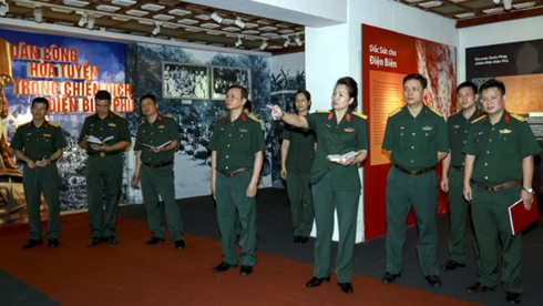 Hội đổng khoa học cơ sở Bảo tàng Lịch sử Quân sự Việt Nam duyệt triển lãm.