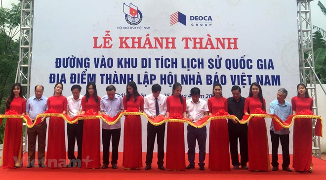 Các đại biểu cắt băng khánh thành đường vào khu di tích lịch sử Quốc gia địa điểm thành lập Hội Nhà báo Việt Nam.