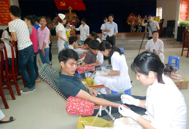 Các bạn trẻ tích cực tham gia ngày hội hiến máu tình nguyện do địa phương tổ chức.