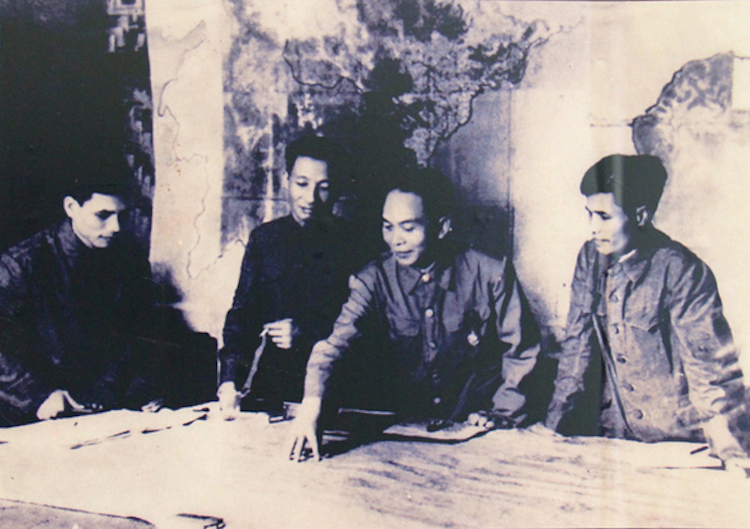 Đại tướng Võ Nguyên Giáp ở chiến trường Điện Biên Phủ. Ảnh tư liệu