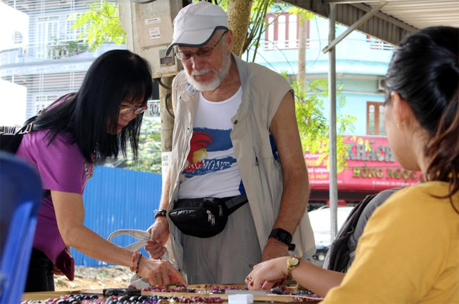 Du khách nước ngoài tham quan chợ đá quý Lục Yên.