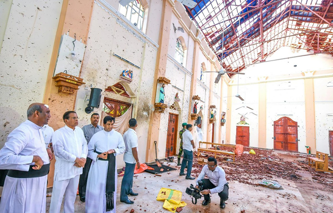 Tổng thống Sri Lanka Maithripala Sirisena (thứ 2, trái, hàng trên) thị sát hiện trường một vụ đánh bom nhằm vào nhà thờ Thánh Sebastian ở Negombo.
