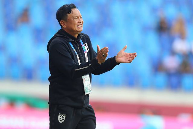 HLV Sirisak Yodyardthai không đủ điều kiện dẫn dắt đội tuyển Thái Lan ở vòng loại World Cup 2022