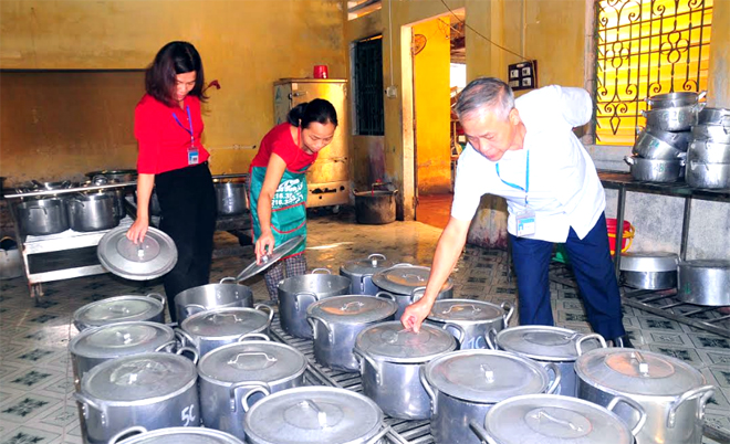 Ban Giám hiệu Trường Tiểu học Hồng Thái kiểm tra công tác bảo đảm an toàn vệ sinh thực phẩm của bếp ăn nhà trường.