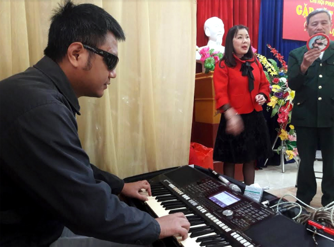 Nhờ có năng khiếu và tinh thần ham học hỏi, anh Cảnh có thể chơi đàn Organ rất chuyên nghiệp.