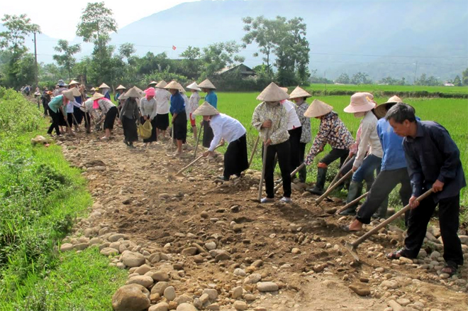 Nhân dân huyện Văn Chấn chung sức mở đường giao thông nông thôn.