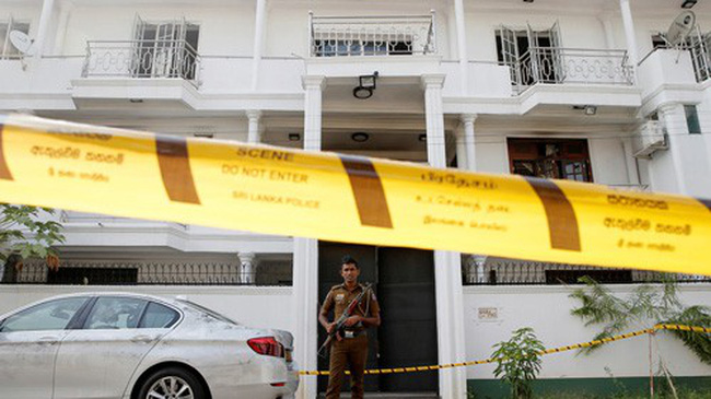 Cảnh sát Sri Lanka bên ngoài ngôi nhà ở Colombo của các nghi phạm chủ mưu vụ đánh bom hôm 25/4.