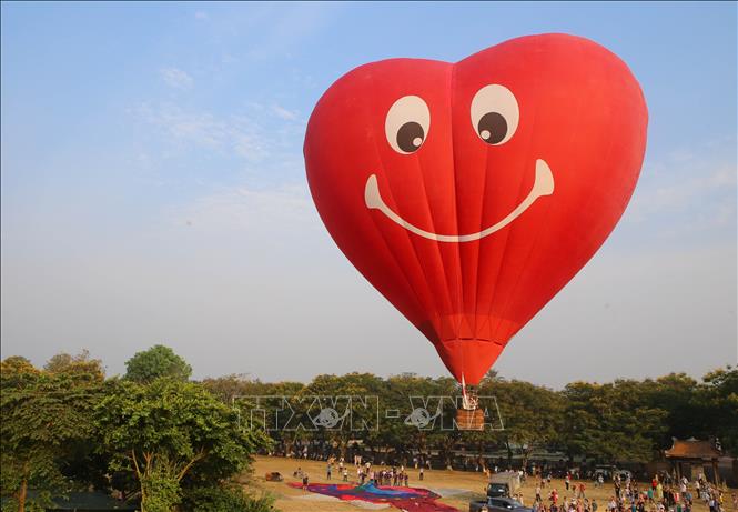 Lễ hội khinh khí cầu diễn ra tại sân Hàm Nghi bên trong kinh thành Huế.