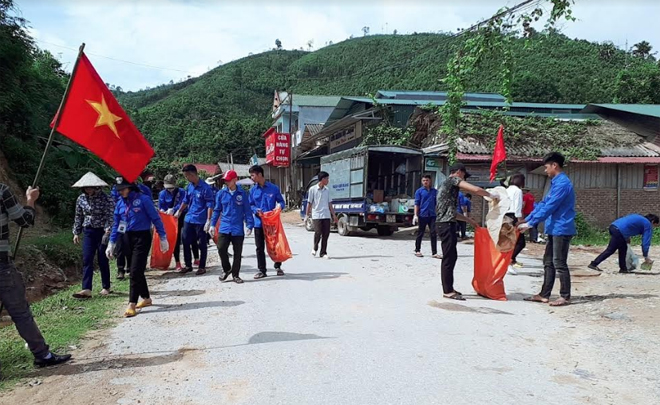 Đoàn viên thanh niên xã Đại Sơn tham gia vệ sinh đường làng tạo cảnh quan sạch đẹp.