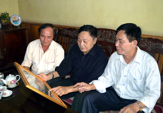 Cựu chiến binh Hoàng Hữu Thắng (bên phải) nay mở văn phòng Luật sư Hoàng Thắng ở phường Hợp Minh, thành phố Yên Bái.