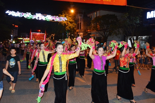 Diễu diễn đường phố tại đêm khai mạc Tuần Văn hóa - Du lịch Mường Lò năm 2018.