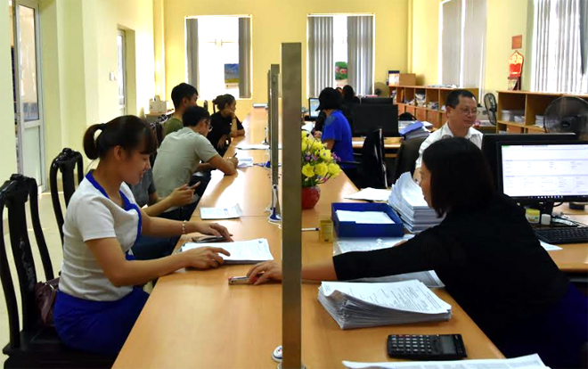 Người nộp thuế đến Bộ phận một cửa Chi cục Thuế thành phố Yên Bái làm thủ tục hành chính thuế.