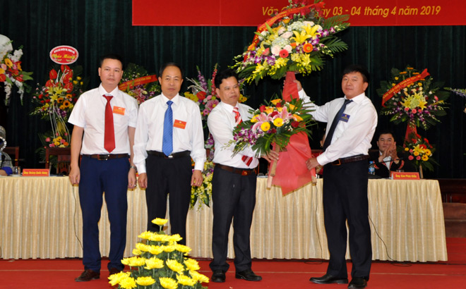 Đồng chí Giàng A Tông - Chủ tịch Ủy ban MTTQ tỉnh tặng hoa chúc mừng Đại hội