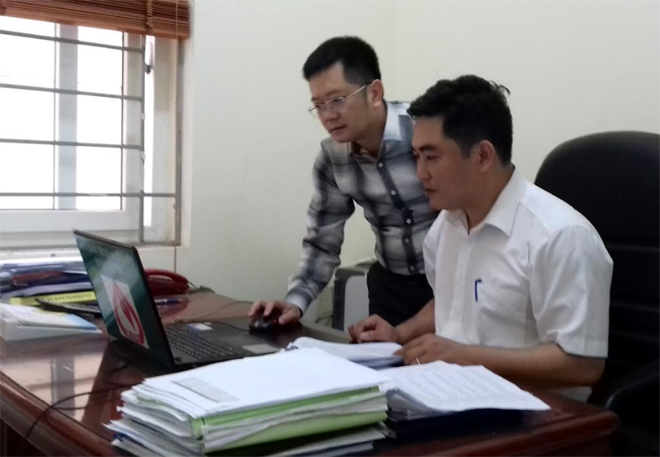 Thí sinh Chi bộ Phòng giao dịch Ngân hàng Chính sách Xã hội huyện Văn Yên tìm hiểu tài liệu chuẩn bị tham gia Hội thi.
