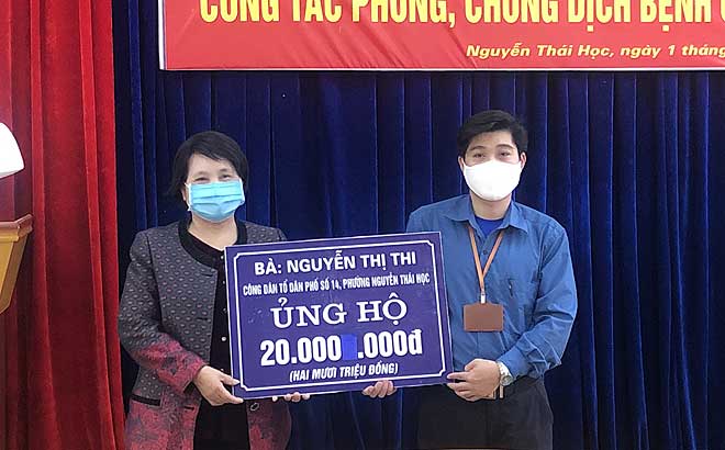 Ms. Nguyen Thi Thi – resident at Nguyen Thai Hoc ward, Yen Bai city, presents 20 million VND in cash to the ward’s Fatherland Front Committee to fight COVID-19.