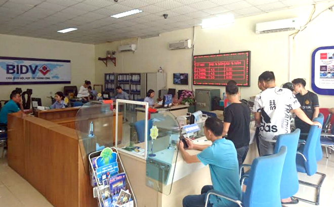 Credit packages supporting customers affected by COVID-19 epidemic are implemented at BIDV Yen Bai’s transaction office.