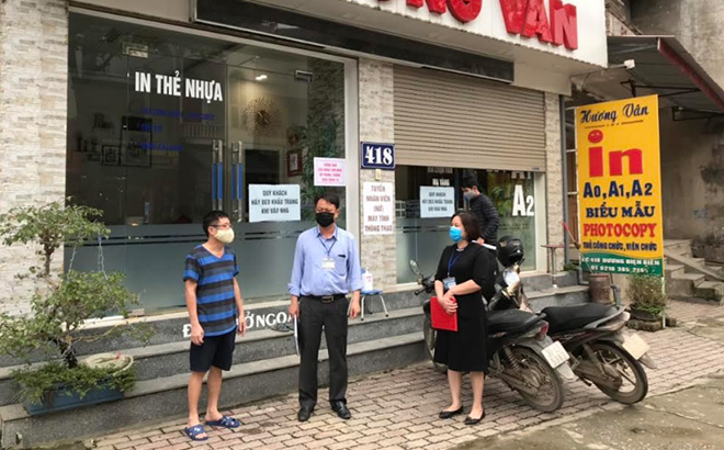 Staff members at the tax office of Yen Bai city assess the impacts of the Covid-19 pandemic on local businesses.