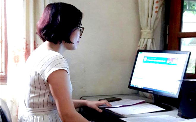Doan Thi Nga, an office specialist of the provincial Fatherland Front Committee, works from home.